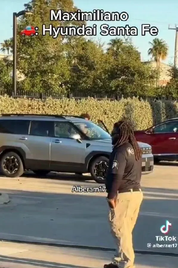 Maxi Falcón llegó en una Hyundai Santa Fe. (Foto: Captura)