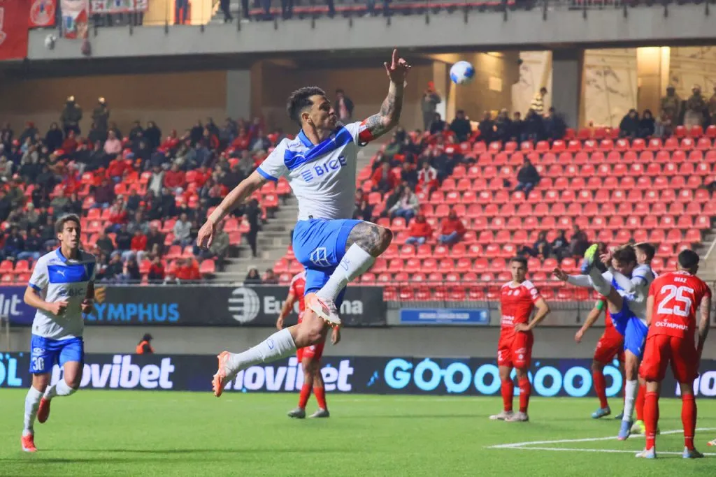 El ‘Toro’ Zampedri tuvo su revancha en el primer tiempo y anotó el 1-1 de cabeza (Photosport).
