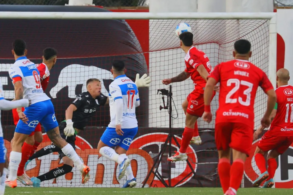 La UC no dio mejoras de su juego tras el estreno de Daniel Garnero en la UC (Photosport).
