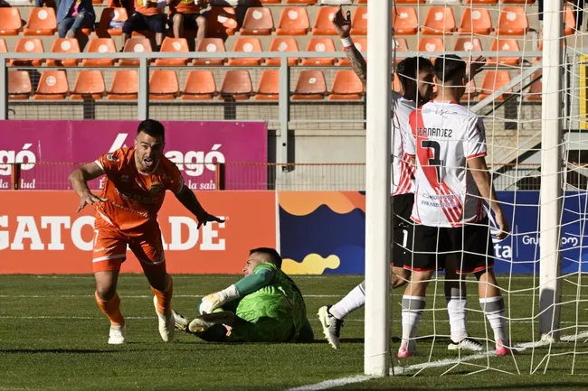 Gustavo Gotti le dio la victoria a Cobreloa sobre Curicó Unido. (Foto: Pedro Tapia/Photosport)