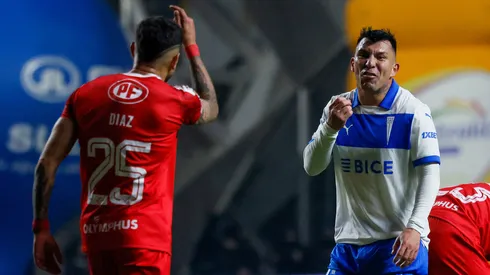 Gary Medel se enfrascó en una dura discusión en el empate de Universidad Católica.