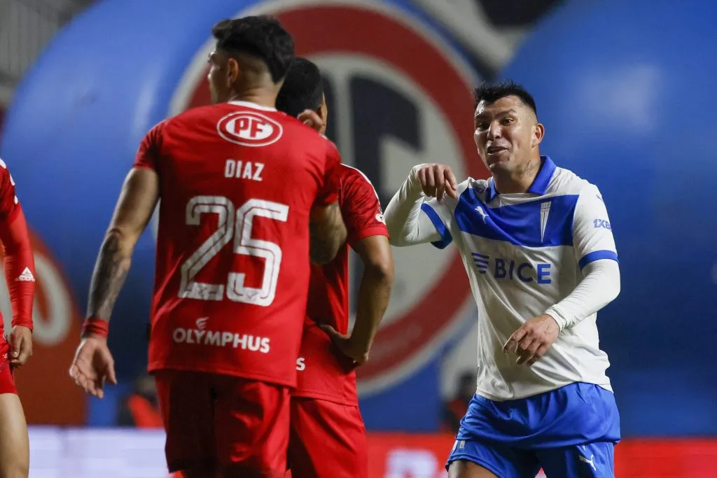Gary Medel se lanzó contra Christopher Díaz en el empate de Universidad Católica.