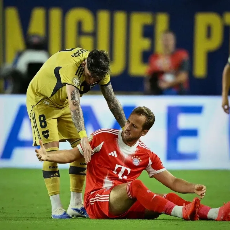 Carlos Palacios junto a la estrella inglesa Harry Kane