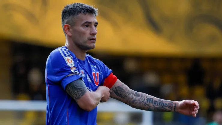 Charles Aránguiz no estará en Universidad de Chile ante Deportes Iquique. (Foto: Photosport)