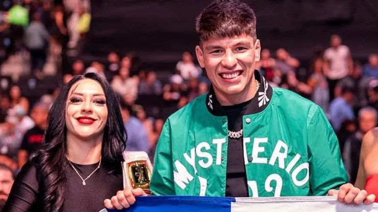 La Jaula Bahamondes recibe la bendición de parte de Stephanie Vaquer.