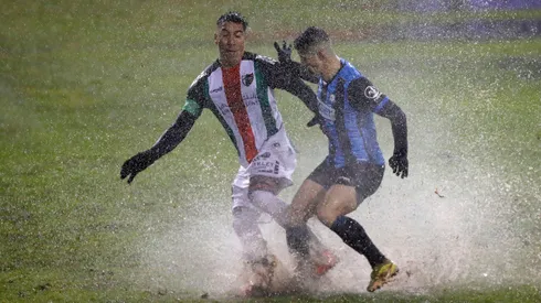 Huachipato y Palestino empataron en un lluvioso partido. (Foto: Photosport)