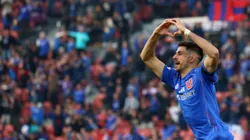 Lucas Di Yorio le da la bienvenida a Eduardo Vargas.