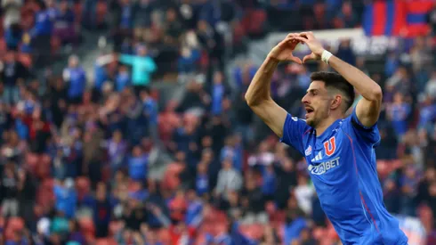 Lucas Di Yorio le da la bienvenida a Eduardo Vargas.