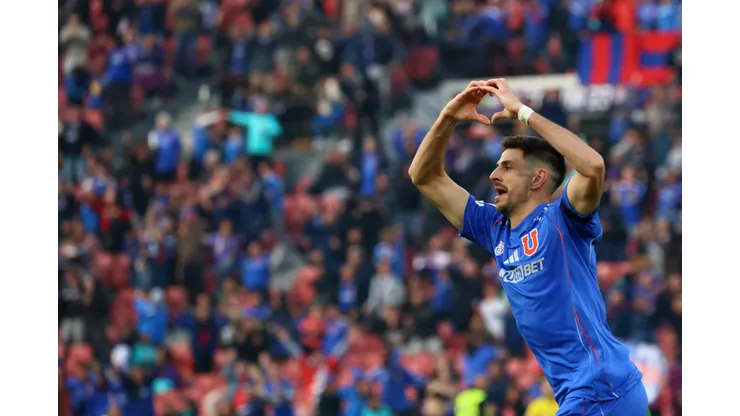 Lucas Di Yorio le da la bienvenida a Eduardo Vargas.