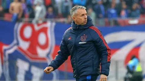 Hevia le habla a Gustavo Álvarez.