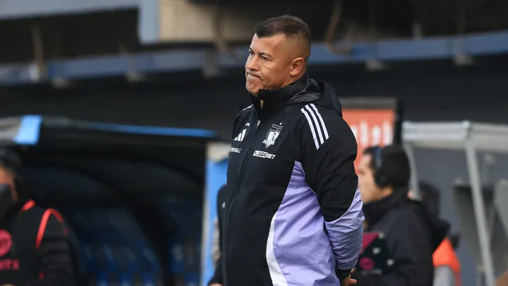 Jorge Almirón fue duramente criticado por la derrota de Colo Colo (Photosport).