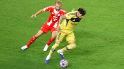 Carlos Palacios ante la marca de Konrad Laimer en Boca Juniors vs Bayern Múnich.