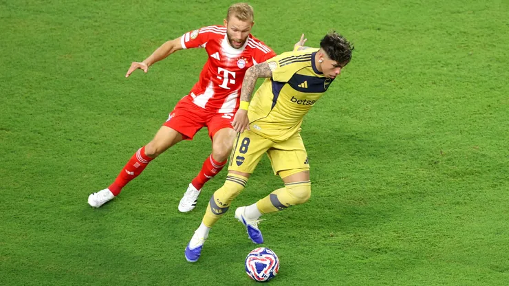 Carlos Palacios ante la marca de Konrad Laimer en Boca Juniors vs Bayern Múnich.