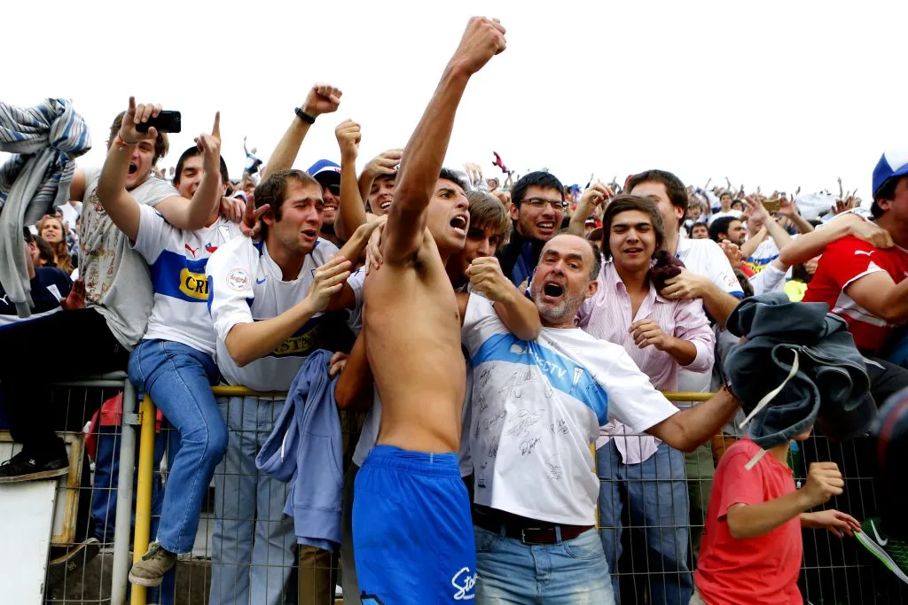 Guillermo Maripán celebrando con los hinchas de la UC | FOTO: Felipe Zanca/Photosport