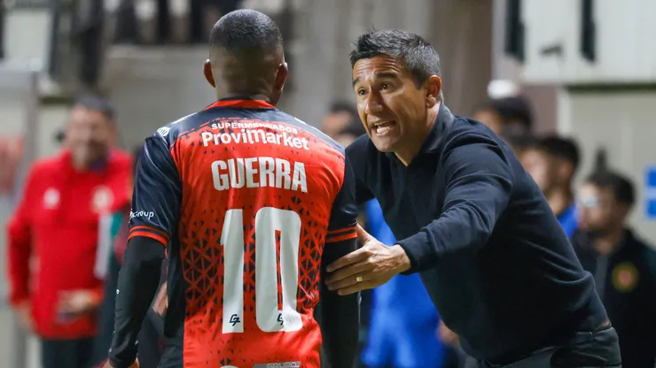 Víctor Rivero adelanta decisión en Deportes Limache ante Cobreloa. (Foto: Photosport)