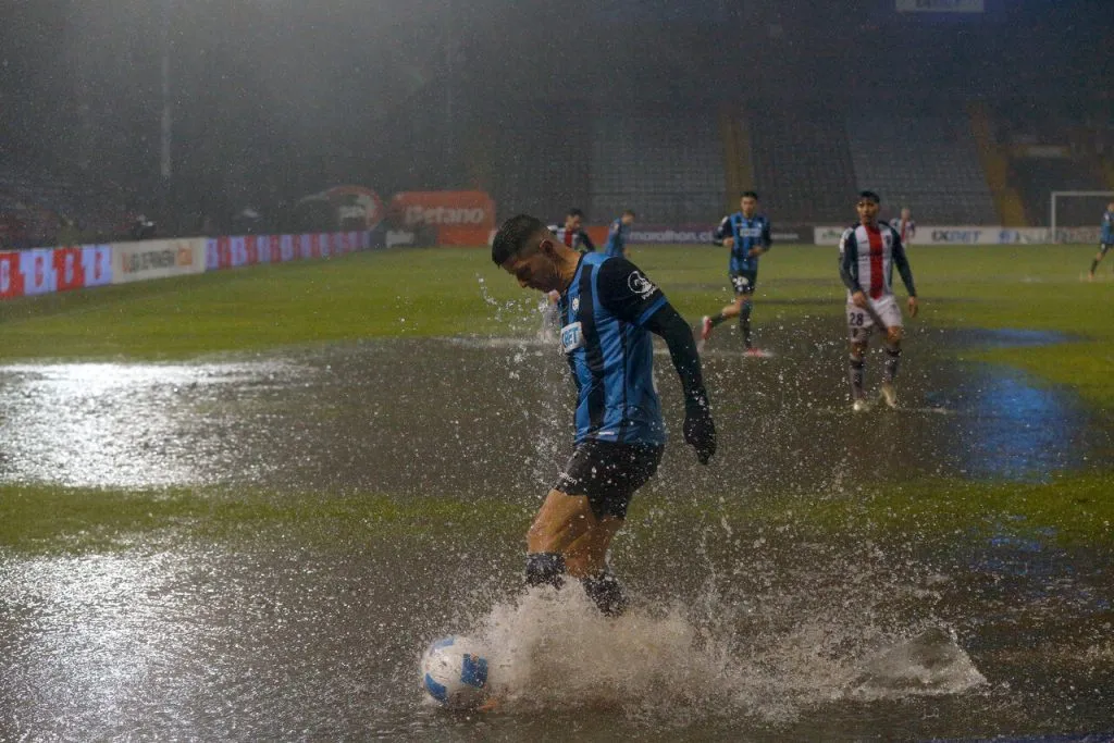 Así estaba la cancha del CAP. | Foto: Photosport