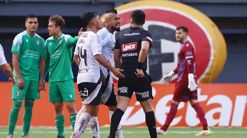 Arturo Vidal fue sancionado por insultos a Fernando Véjar. (Foto: Photosport)