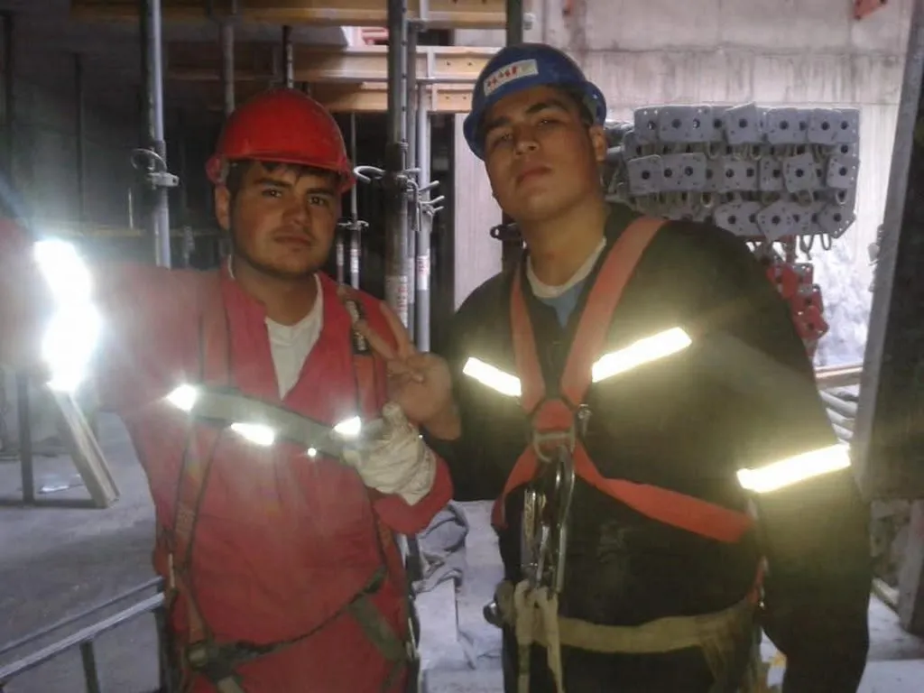 Christopher Ewert y su hermano Mauricio Ewert durante una jornada de trabajo en la construcción. (Foto: Mauricio Ewert para Bolavip)