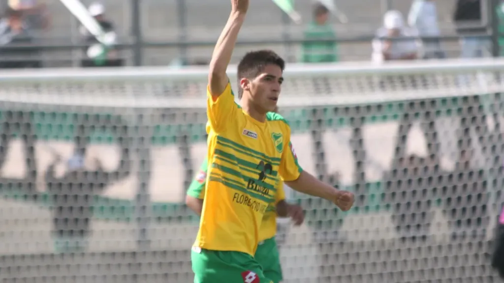 Leandro Fernández visitó las instalaciones de Defensa y Justicia durante sus vacaciones en Universidad de Chile.