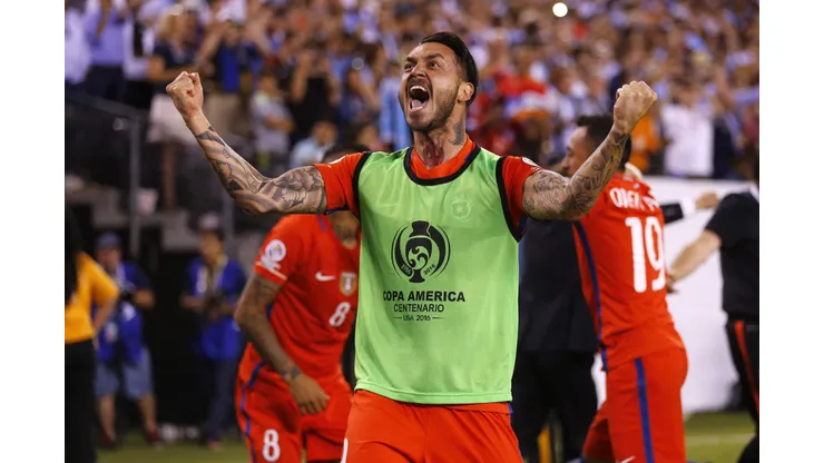 Mauricio Pinilla festeja aniversario de la Copa América Centenario.