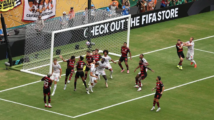 Erick Pulgar anotó un desafortunado autogol en el Mundial de Clubes.