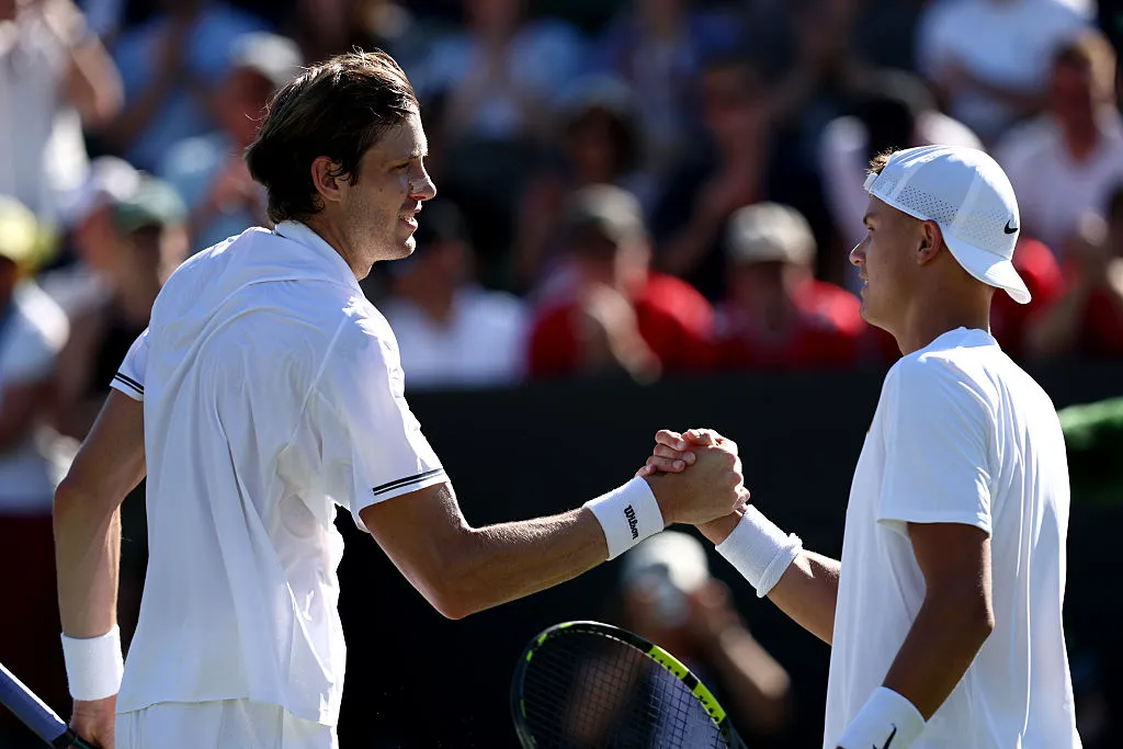 Nico Jarry sacó a pasear a Holger Rune en Wimbledon. | Foto: Getty Images