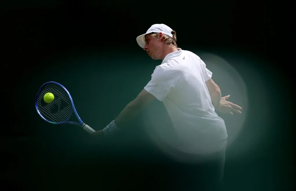 Shapovalov no pudo contener su indignación en Wimbledon | FOTO: Julian Finney/Getty Images)