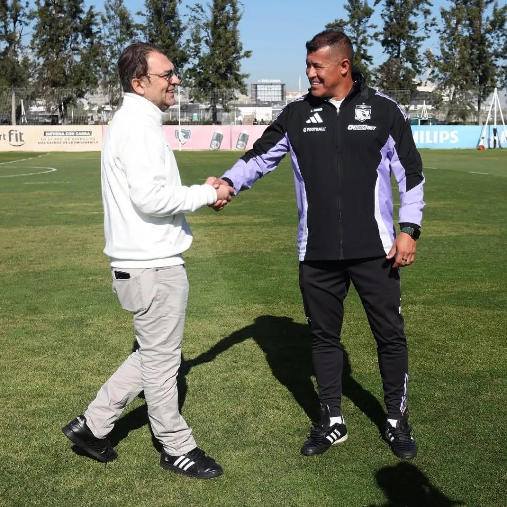 Aníbal Mosa y Jorge Almirón estrechan la mano, dando una señal de reconciliación. (Foto: Colo Colo)