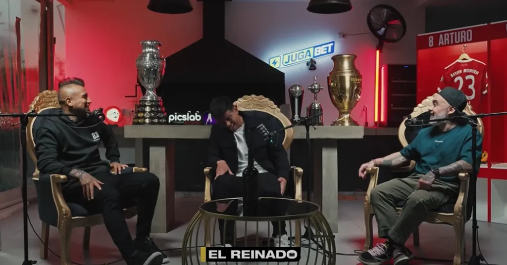 En el “Reinado de Vidal”, el futbolista se burló de Johnny Herrera (Captura Youtube).