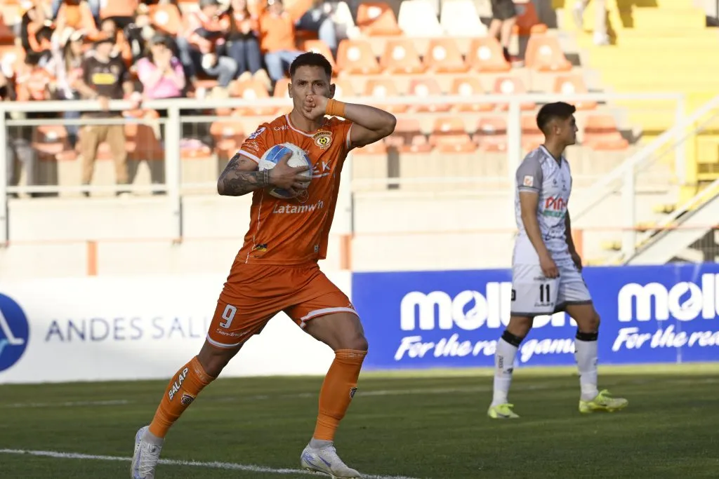 Walter Ponce se lesionó en la cancha sintética del estadio Nicolás Chahuán y es baja en Cobreloa (Foto: Phtoosport)
