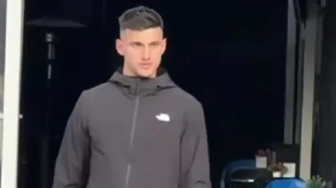 Salomoni saliendo de la clínica Meds tras realizarse la revisión médica.