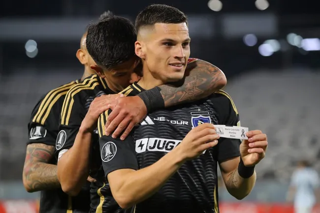 Esteban Pavez ya se despide de Lucas Cepeda en Colo Colo. (Foto: Jonnathan Oyarzún/Photosport)