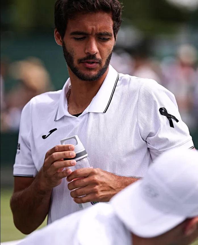 Francisco Cabral con la cinta negra en su brazo en señal de luto por la muerte de Diogo Jota | FOTO: Getty Images