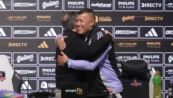 El abrazo de reconciliación entre Aníbal Mosa y Jorge Almirón. (Foto: Captura)