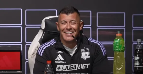 Jorge Almirón en la conferencia de prensa de Colo Colo. (Foto: Captura)