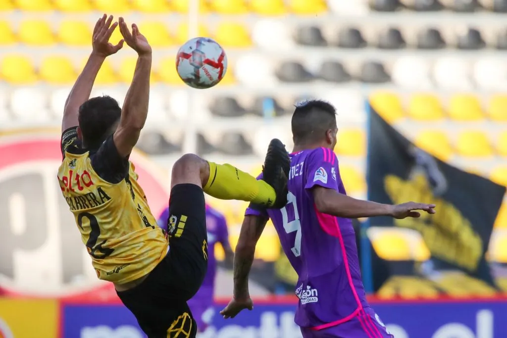 El patadón de la polémica en el último partido | Foto: Photosport
