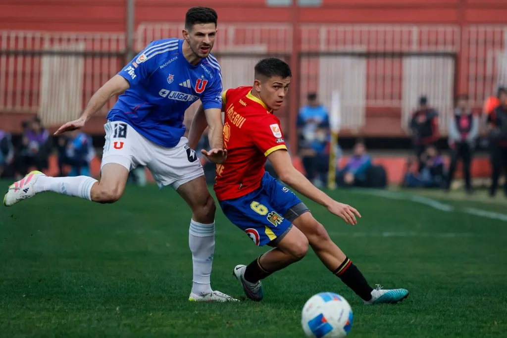 Lucas Di Yorio fue expulsado y se perderá el Superclásico ante Colo Colo (Photosport).