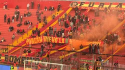 Hinchas de Unión Española desplegan lienzo en Santa Laura. (Foto: BOLAVIP)