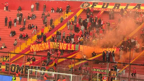 Hinchas de Unión Española desplegan lienzo en Santa Laura. (Foto: BOLAVIP)