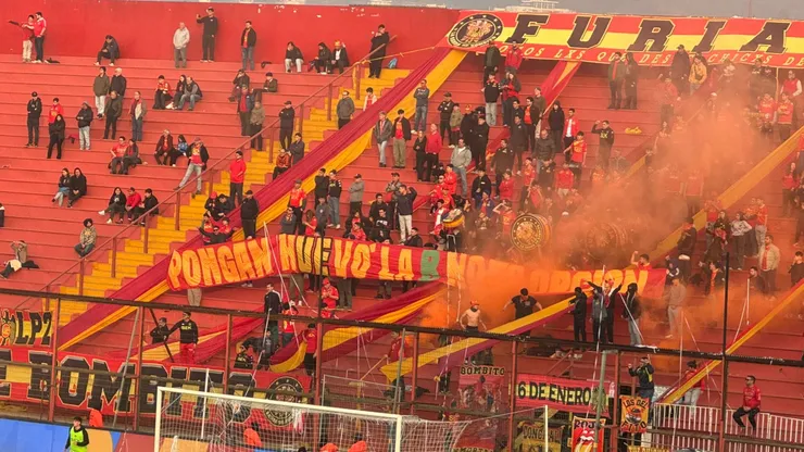 Hinchas de Unión Española desplegan lienzo en Santa Laura. (Foto: BOLAVIP)