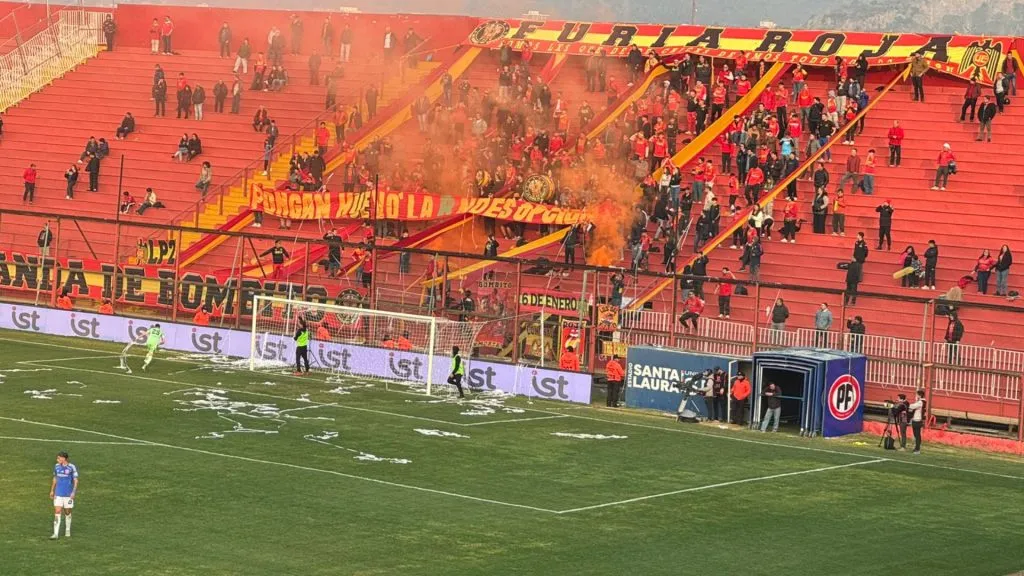 “La B no es opción”, expresan los hinchas de Unión Española a través de un lienzo. (Foto: BOLAVIP)