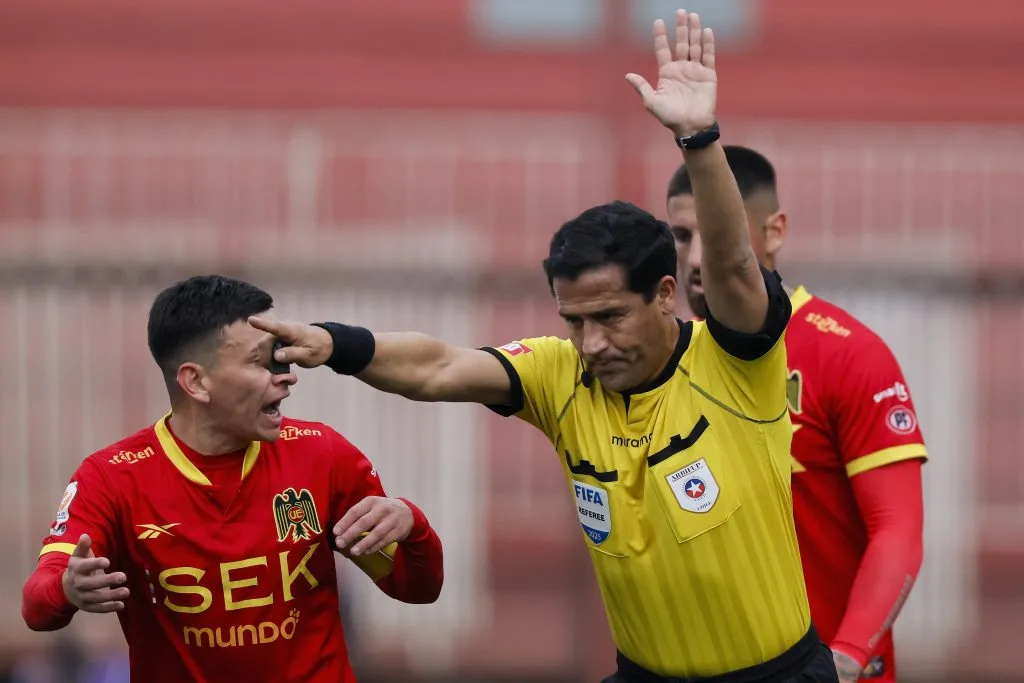 Pablo Aránguiz no comparte la decisión que tomó Fernando Véjar de anular el tanto de Fernando Ovelar por intervención de Ignacio Jeraldino. (Foto: Photosport)