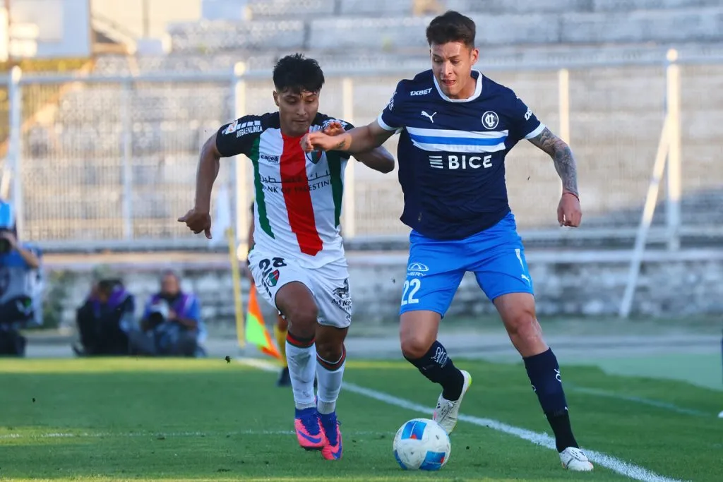 Contreras le pone fichas a Alfred Canales. | Foto: Photosport