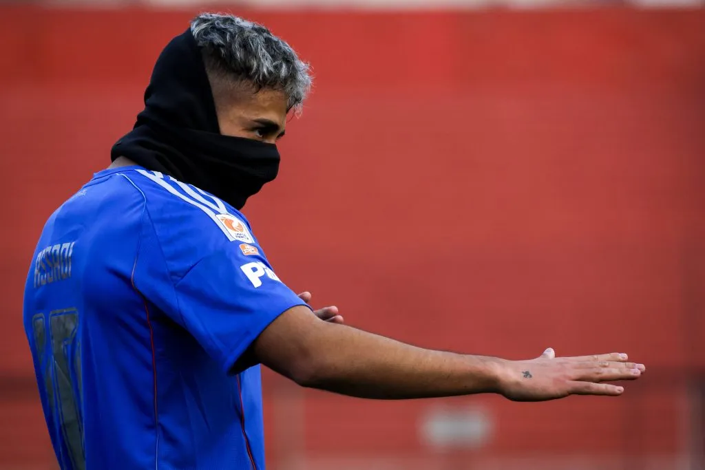Lucas Assadi recibió un tierno regalo de un pequeño hincha de Universidad de Chile.
