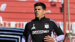 Esteban Pavez recibe el respaldo de un compañero en Colo Colo. (Foto: @ColoColo)