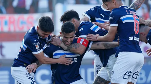 Figura de Universidad Católica cuestionó la cancha del Estadio Santa Laura.