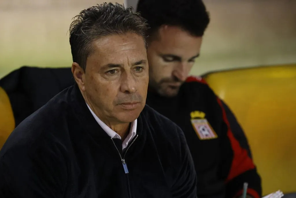 Héctor Almandoz fue despedido en Curicó Unido. (Foto: Photosport)