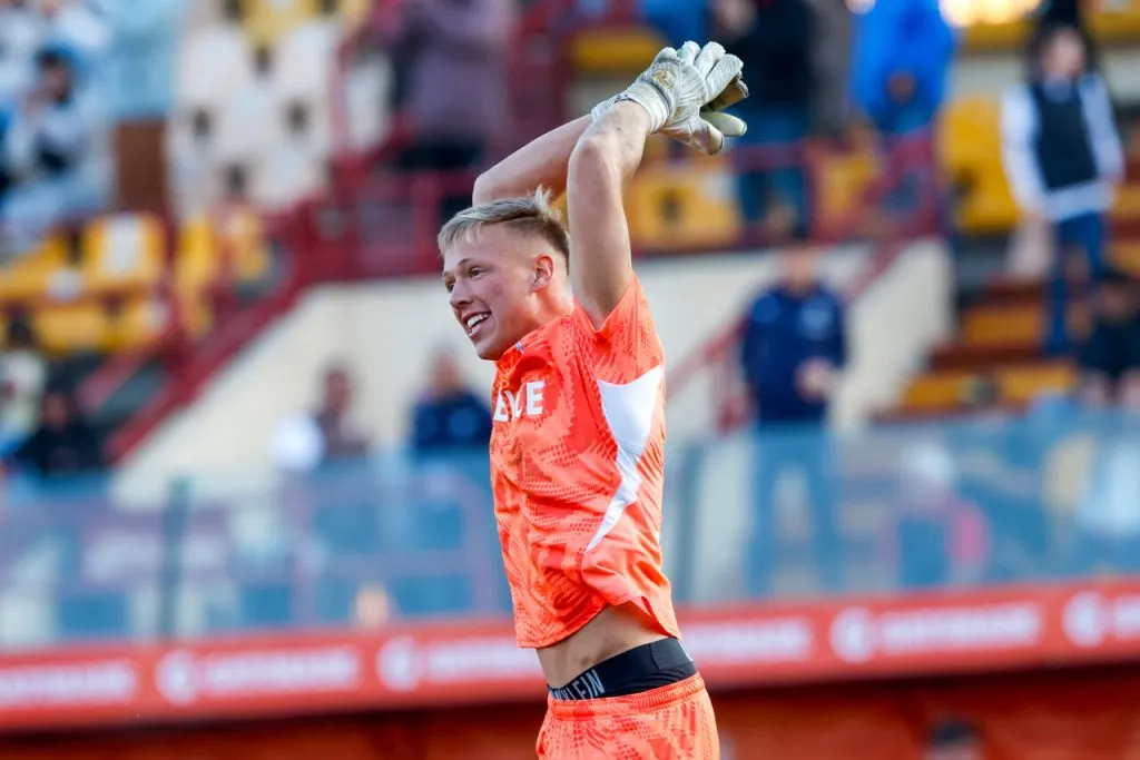 Bernedo feliz por el triunfo de la UC | Foto: Photosport