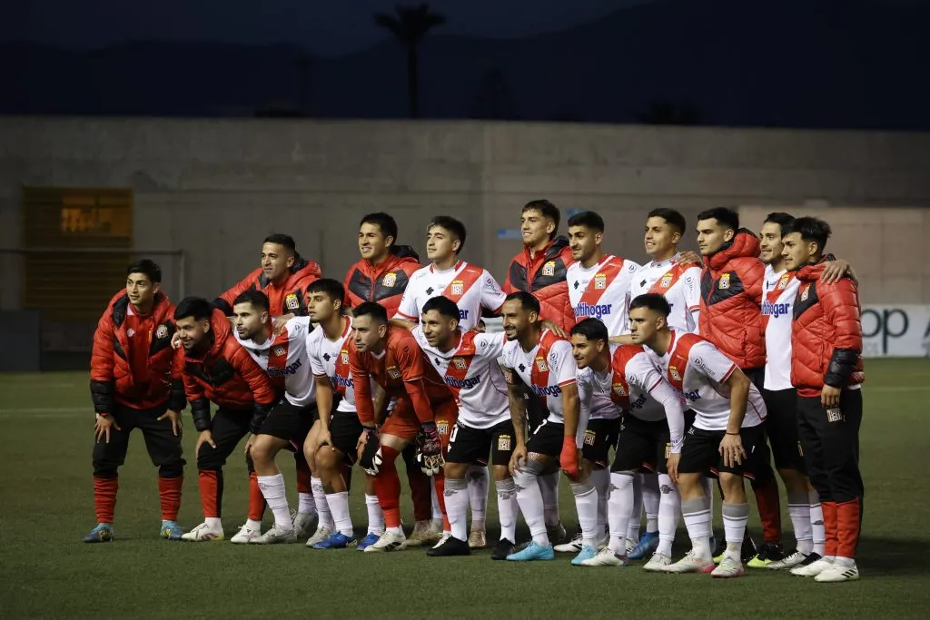 Curicó Unido tendrá nuevo proveedor de indumentaria por lo que queda del año. (Foto: Photosport)