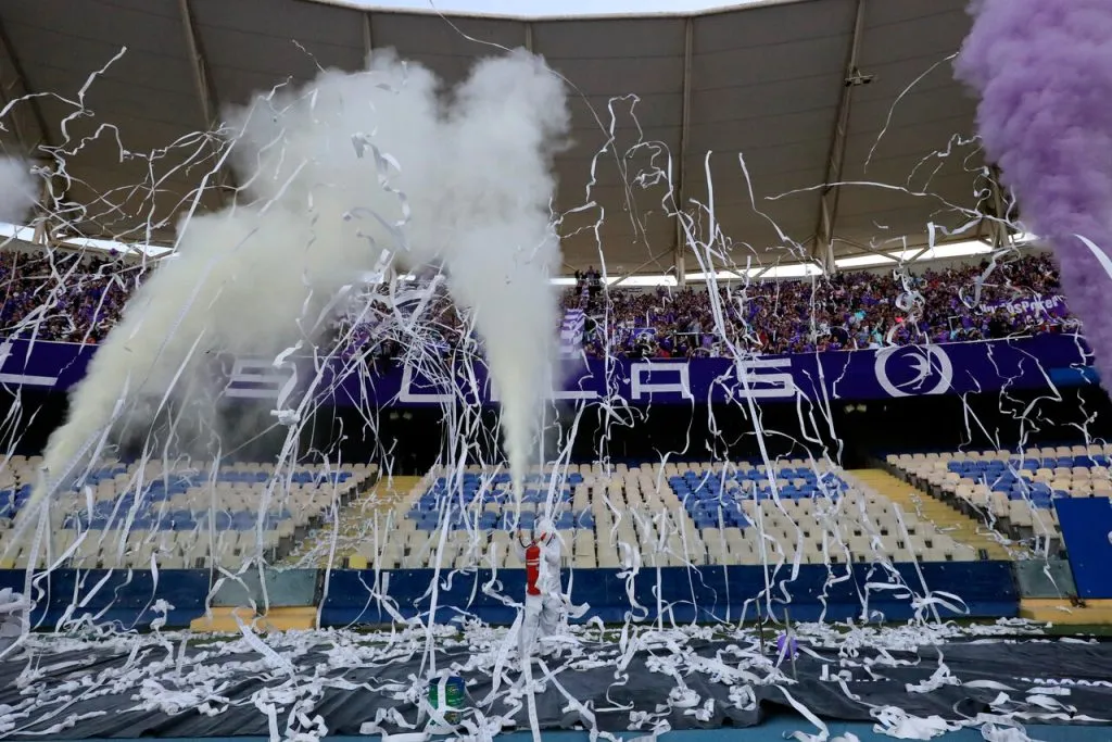 El público Lila que encandila a David Pizarro. | Foto: Photosport